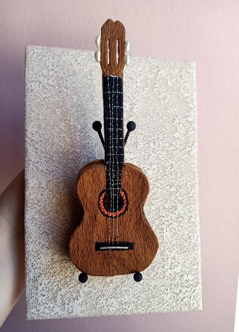 Hand embroidered, embroidery, stumpwork, guitare Felt Guitar, Guitar Frame, Guitar Embroidery, Embroidered Guitar, Diy Felt, Embroidery And Stitching, Embroidery Patterns, Hand Embroidered, Guitar