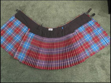 Zimski Outfit, Kilt Outfits Women, Kilt Pattern, Tactical Kilt, Kilt Outfits, Fair Outfits, Scottish Kilts, Paper Dress, Sneaker Dress Shoes