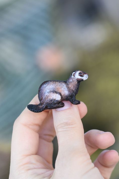 Polymer Clay Ferret, Clay Ferret, Animals Ceramics, Ferret Ideas, Polymer Clay Brooch, Cowl Patterns, Clay Brooch, Mini Clay, Model Magic