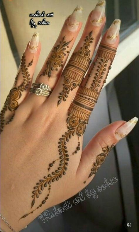 Soft Henna Design, Mehandi On Palm, Mehndi Designs Back Hand Fingers, Mehindhi Design Simple Modern, Back Hand Mehndi Designs Stylish, Finger Mehndi Style, Henna Crown, Finger Mehendi Designs, Elegant Henna