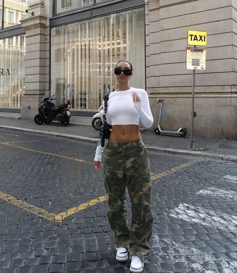 Camo Pants Outfit Women, Outfit With Camo Pants, Cargo Camo Pants Outfit, Army Cargo Pants Outfit, Camo Cargo Pants Outfit, Baddie Makeup Looks, Cropped Jacket Outfit, Nude Outfit, Camo Pants Outfit