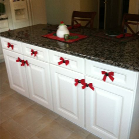 Dress up kitchen cabinet pulls with little red bows....buttons & bows... Christmas Bows Kitchen Cabinets, Bow Cabinets, Xmas House, Kitchen Cabinet Pulls, Country Christmas Decorations, Kitchen Cabinet Knobs, Shower Rod, Cabinet Pulls, Small Bows