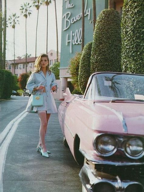 A young Kate Moss looking "Clueless" at the Beverly Hills hotel Alli Simpson, 50s Aesthetic, Beverly Hills Hotel, Model Pose, Foto Poses, Trik Fotografi, Naomi Campbell, Vintage Vogue, Clueless