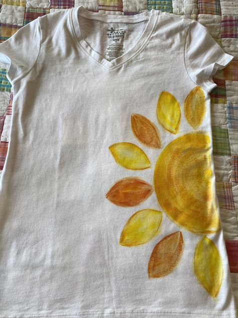 Decorated Tshirts Ideas, Diy White Shirt Paint, Fabric Paint Shirt Ideas Easy Diy, Easy T Shirt Painting Ideas, Hand Painted T Shirts Ideas, White Shirt Painting Ideas, Paint Tshirt Ideas, Painting On Shirts Ideas, Pintar Camisetas Ideas