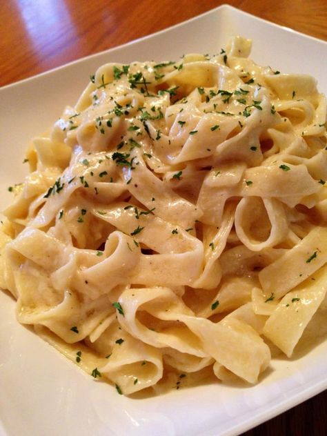 Alfredo Olive Garden, Fettuccine Alfredo Olive Garden, Vegan Transformation, College Cookbook, Vegan Fettuccine, Vegan Copycat, Meatless Food, Vegan Fettuccine Alfredo, Fettucini Alfredo