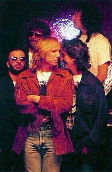 R.I.P. TOM PETTY AND GEORGE HARRISON ~ Ringo is in the background and not certain who else~ Christine Morris shared in the background is Jeff Lynne & Mike Campbell ~ TY CHRISTINE! Traveling Wilburys, Mike Campbell, Travelling Wilburys, Jeff Lynne, Rock Radio, Beatles Photos, Roy Orbison, Musica Rock, Tom Petty