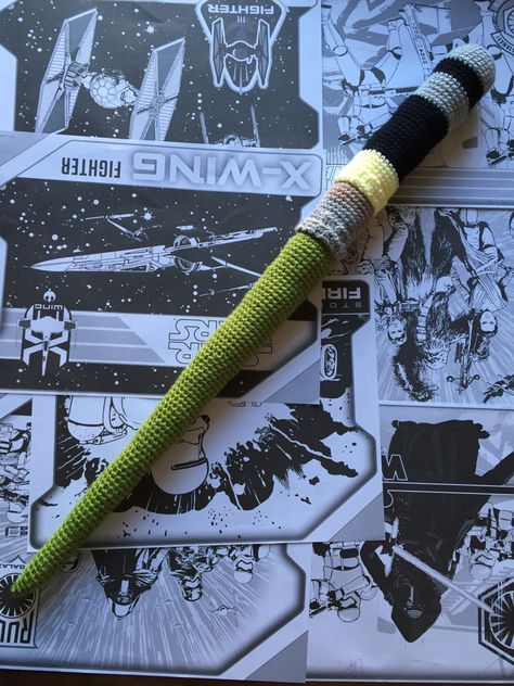 Star Wars Blue Lightsaber, Crochet Lightsaber, Lightsaber Parts, Green Lightsaber, Baby Jedi, Blue Lightsaber, Star Wars Lightsaber, Star Wars Crochet, Dnd Crafts