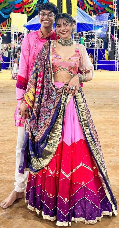 Lengha Blouse Designs, Garba Outfit, Indian Outfits Lehenga, Couple Wedding Dress, Lehenga Designs Simple, Indian Bride Outfits, Couple Dress, Color Combinations For Clothes, Modest Dresses Casual