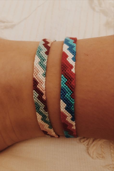 String Bracelet Patterns, Diy Friendship Bracelets Tutorial, Friendship Bracelet Patterns Easy, Cute Friendship Bracelets, Yarn Bracelets, Handmade Friendship Bracelets, Embroidery Bracelets, Friendship Bracelets Tutorial, Friendship Bracelets Designs