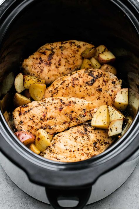 Slow Cooker Italian Chicken, Crockpot Chicken And Potatoes, Italian Chicken Crockpot, Chicken Breast Slow Cooker, Slow Cooker Italian, Flavorful Meals, Chicken And Potatoes, Slow Cooker Desserts, Rosemary Chicken