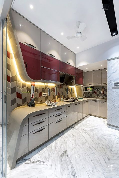 This 3BHK Apartment with Exquisite Materials And Paramount Craftsmanship | The Design Code - The Architects Diary Latest Modular Kitchen Design, Luxurious Kitchens, Kitchen Modular, Modular Kitchen Design, Organization Kitchen, تصميم للمنزل العصري, Kitchen Interior Design Decor, Kitchen Interior Design Modern, Classic Kitchen