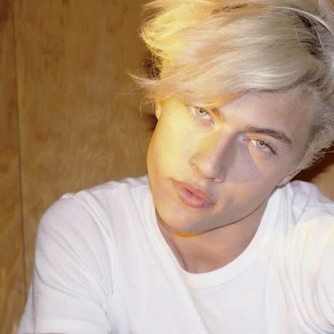 GUYS THE LIVE ON @imgmodels IS MAKING ME CRYYYY😭😭💘 literally love this man right here. Missed him with all my heart and I’m so beyond proud… Lucky B Smith, Pyper America Smith, Blue Smith, Lucky Blue Smith, Cosplay Boy, Lucky Blue, Male Fashion Trends, Love Your Hair, Backstreet Boys