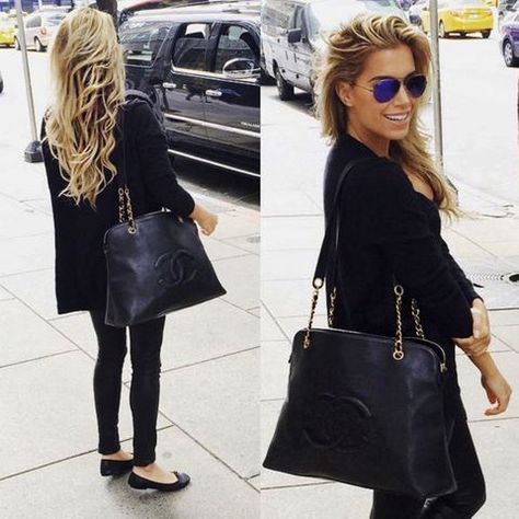 Ziemlich lässig kommt Sylvie in All Black und mit einem Vintage Chanel-Shopper daher, dessen Wert bei 3.500 Euro liegt. Sylvie Meis Style, Chanel Shopper, Day In Nyc, 500 Euro, Official Account, Beauty And Fashion, Complete Outfits, Timeless Accessories, Komplette Outfits