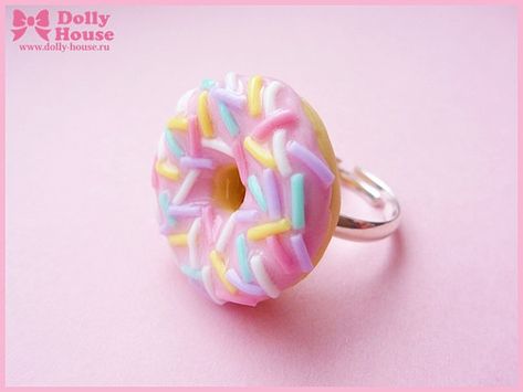 Cercei Din Lut Polimeric, Kawaii Ring, Dolly House, Food Rings, Donut Ring, Diy Ring, Pink Frosting, Kawaii Jewelry, Kawaii Accessories