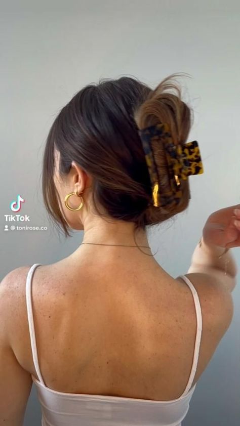 Pin on Fryzury długie How To Use A Clip In Your Hair, Hairstyle With A Clip, Styles With Hair Clips, Hairstyle Ideas For Thick Hair, Hairdos Long Hair, How To Claw Clip Hair, Hair Styles With Hair Clips, How To Clip Hair Up, Cute Hair Clips Hairstyles