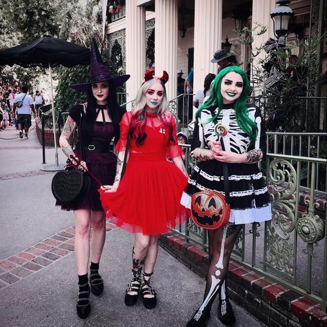 Kristina🥀🐇 on Twitter: "Halloween’s finest trick or treaters! Lock! Shock! Barrel! ♥️💜💚🎃🍭… " Oogie Boogie Bash, Holloween Costumes, Lock Shock Barrel, Goth Outfit Inspo, Nightmare Before Christmas Costume, Goth Disney, Boogie Man, Disney Themed Outfits, Trio Halloween Costumes