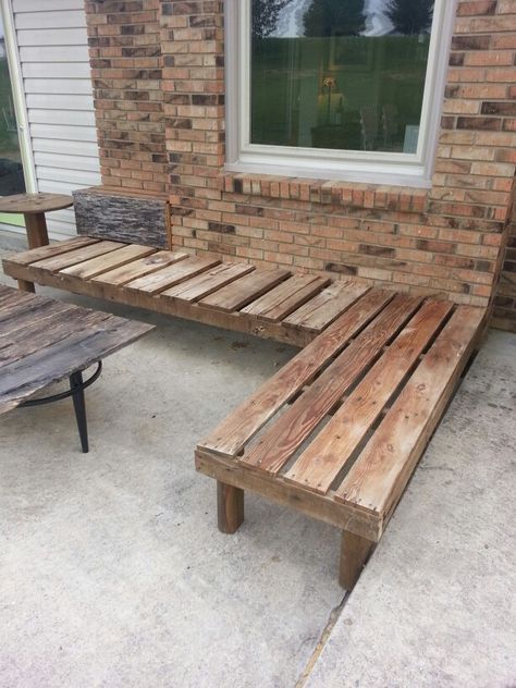 Recaimed wood outdoor bench/ For the corner section around the firepit? Add some cushions? Outdoor Corner Seating, Outdoor Corner Bench, Fire Pit Bench, Diy Bench Seat, Corner Bench Seating, Diy Bank, Diy Wood Bench, Outdoor Storage Bench, Diy Bench Outdoor