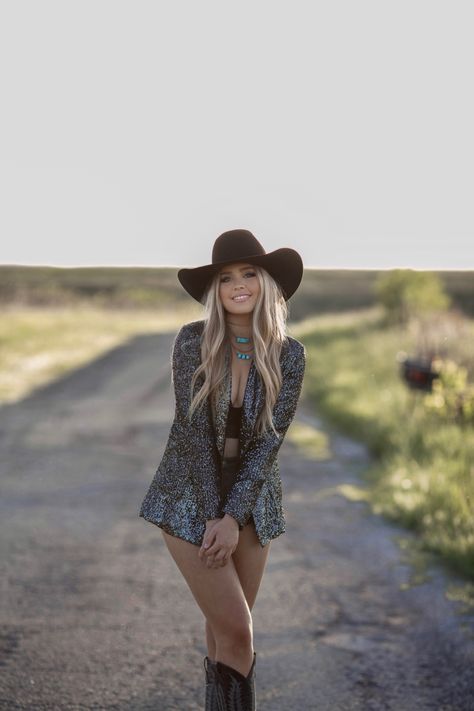 Punchy Cowgirl Aesthetic, Western Influencer Photography, Western Outfits Women Photoshoot, Western Fashion Photography, Western Photo Shoot Outfit, Edgy Western Photoshoot, Cute Western Photoshoot, Cowboy Hat Senior Pictures, Punchy Photoshoot