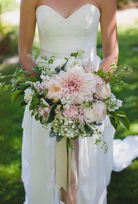 Pale Pink Bouquet, Wedding Bouquet Ribbon, Dahlia Wedding Bouquets, Unique Wedding Bouquet, Wedding Flower Trends, Bridal Bouquet Summer, Dahlias Wedding, Wedding Flower Guide, Simple Beach Wedding