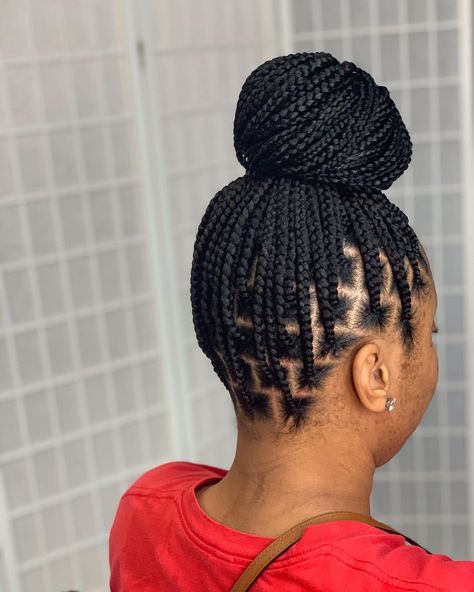 Chounese on Instagram: “Medium knotless 🔥😘🔥😘🔥😘🔥😘😘🔥😘🔥 • • • • • • #browardstylist  #voiceofhair #protectivestyles #blackhairmag #browardbraider #browardbraids…” Medium Single Braids, Knotless Medium, Single Braids Hairstyles, Medium Knotless, Braids With Shaved Sides, Black Hairstyles With Weave, Braided Hairdo, Curly Weave Hairstyles, Goddess Braids Hairstyles