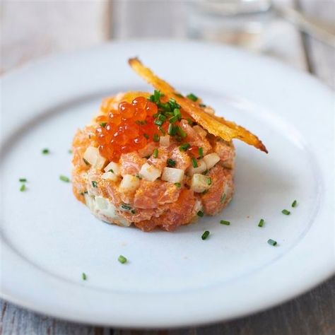 Caviar Appetizers, Baked Plantain Chips, Tartare Recipe, Salmon Caviar, Salmon Tartare, Caviar Recipes, Red Caviar, Salmon Roe, Fine Dining Recipes