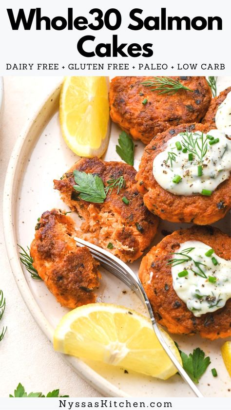 Whole30 Salmon, Baked Salmon Patties, Salmon Burger Recipe, Gluten Free Salmon, Low Carb Salmon, Salmon Cakes Recipe, Dairy Free Low Carb, Canned Salmon, Salmon Patties Recipe