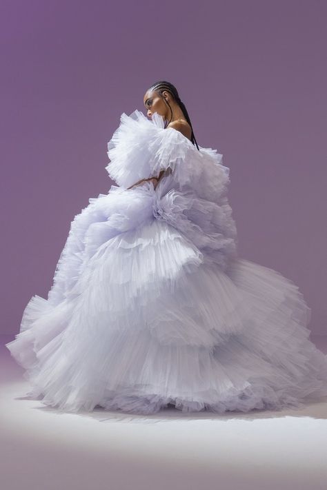 Zac Posen Spring 2020 Ready-to-Wear collection, runway looks, beauty, models, and reviews. Zac Posen Gown, Dorothy Dandridge, Organza Gowns, Winnie Harlow, Vogue Russia, Zac Posen, Top Models, Beautiful Gowns, Looks Vintage