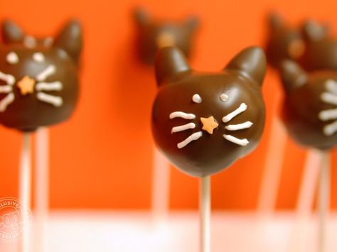 How to make chocolate almond cake pops for Halloween Halloween Cat Cake, Marshmallow Pops Halloween, Cat Cake Pops, Black Cat Cake, Marshmallow Pops Recipe, Chocolate Almond Cake, Halloween Cake Pops, Kitten Party, Halloween Food Desserts