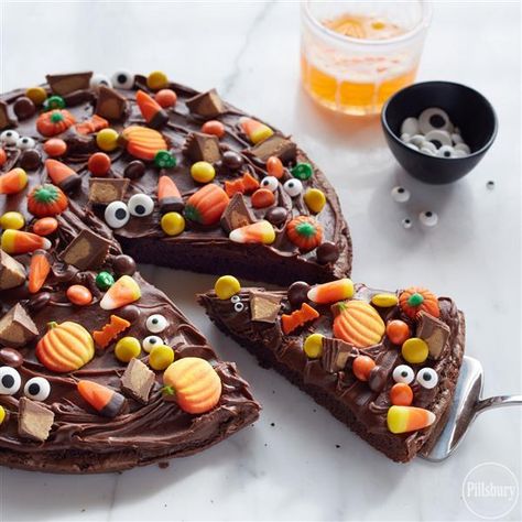 Our Happy Halloween Brownie Pizza recipe is topped with candy corn, and peanut butter and chocolate candies for a festive #TrickOrTreat dessert! Halloween Brownie, Brownie Pizza, Biscuits Halloween, Halloween Brownies, Kids Halloween Food, Dulces Halloween, Appetizers For Kids, Halloween Party Snacks, Chocolate Candies