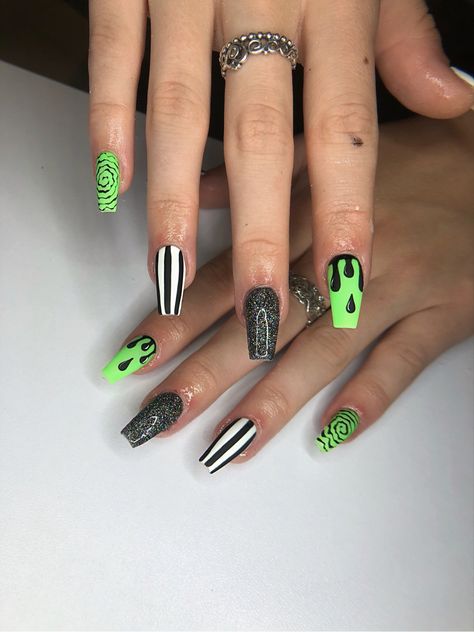 Bettle Juice Short Nail Ideas, Battle Juice Nails, Classy Halloween Nails Simple, Beetlejuice Nails Short, Beetlejuice Nail Art, Beetle Juice Nails, Beetlejuice Nails, Halloween Beetlejuice, Witchy Nails