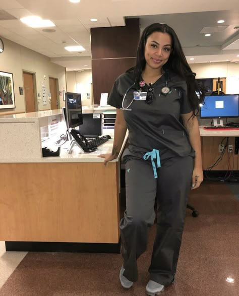 Black Nurses, Nurse Outfit Scrubs, Nurse Pics, Nursing Goals, Scrub Style, Nurse Inspiration, Nurse Aesthetic, Scrubs Outfit, Nursing Fashion