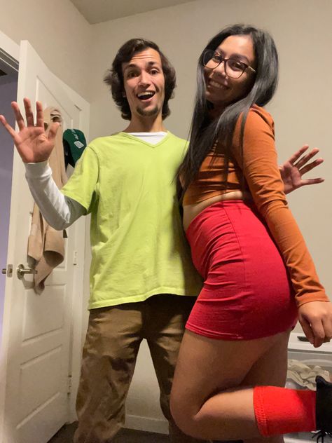 Scooby doo, shaggy, Velma, Halloween Velma And Shaggy Costume, Shaggy Costume, Shaggy And Velma, Velma Costume, Costume Couples, Halloween Fits, Halloween Parejas, Shaggy And Scooby, Halloween 23