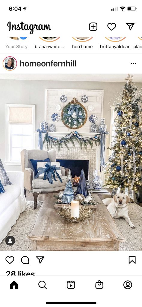 Chinoiserie Christmas Decor, Blue And White Christmas Decor, Blue Christmas Tree Decorations, Chinoiserie Christmas, Blue Christmas Decor, Christmas Tree Decorating Themes, Christmas Fireplace Decor, Blue Christmas Tree, White Christmas Decor