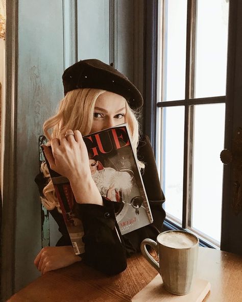 Posé Boina Revista Womens Editorial Photography, French Photoshoot, Baret Outfit, Feminine Photography, Coffee Project, Cafe Window, Magazine Vogue, Environmental Portraits, French Beret