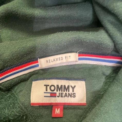 Tommy Jeans (Hilfiger) hoodie in a dark green/forest colour.

Relaxed fit size medium.

Metal casings on drawstrings have lost their coating (pictured) but good condition overall.