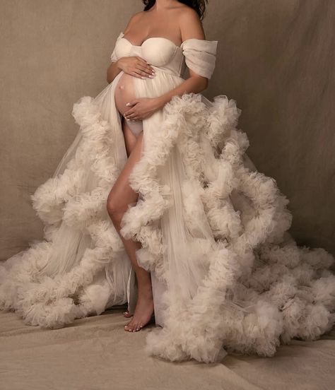 Maternity Photo Shoot Ideas White Dress, Big Dress Maternity Shoot, Diy Maternity Dress, Family Pregnancy Photoshoot, Pregnant Shoot, Maternity Boho, Pregnancy Photoshoot Nude Tulle Dress, Bump Photoshoot, Maternity Photography Tulle Robe