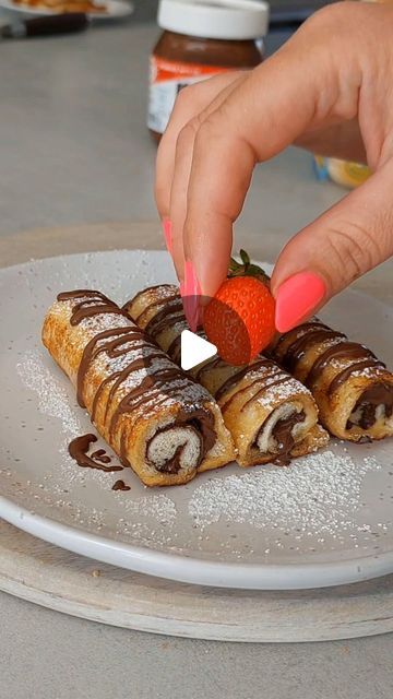 Toast Bread Ideas, Sweet Toast Ideas, Breakfast With Nutella, French Snacks, Breakfast French Toast, Breakfast Videos, Easy French Toast Recipe, Snack Sani, French Toast Rolls