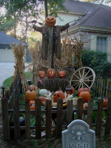 Singing Pumpkins, Front Yard Halloween Decorations, Decorating Halloween, Outside Halloween Decorations, Halloween Outdoor Decoration, Scarecrow Halloween, Halloween Diy Outdoor, Halloween Decor Diy, Easy Diy Halloween Decorations