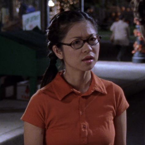 Lane Kim Gilmore Girls, Kim Hairstyles, Gilmore Girls Lane, Lane Kim, Gilmore Girls Outfits, Gilmore Girls Seasons, 2000s Fashion, Gilmore Girls, My Vibe