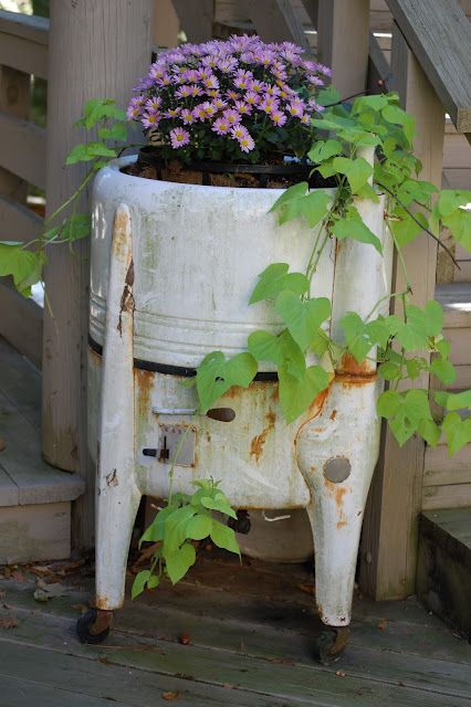 Old Washing Machine flower container Garden Vignettes, Vintage Gardens, Beautiful Planters, Wringer Washer, Old Washing Machine, Pioneer Village, Garden Junk, Wash Tubs, Unique Planter