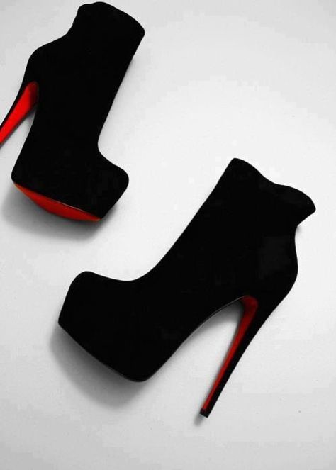 Love These Boots Áo Blu, Boty Nike, Christian Louboutin Outlet, Trik Fotografi, Red Bottoms, Crazy Shoes, Shoe Obsession, Louboutin Shoes, Christian Louboutin Shoes