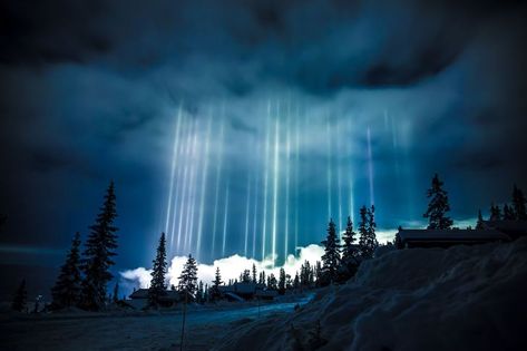 Light Pillars, Northern Ontario, Atmospheric Phenomenon, Angkor Wat, Natural Phenomena, Jolie Photo, Picture Light, Planet Earth, Outdoor Adventure