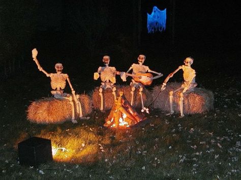 Hilarious Skeleton Decorations For Your Yard on Halloween - Kid Friendly Things To Do .com | Kid Friendly Things to Do.com - Crafts, Recipes, Fun Foods, Party Ideas, DIY, Home & Garden Yard Ghosts, Halloween Yard Displays, Kitchen Ipad, Diy Halloween Dekoration, Cheap Diy Halloween Decorations, Halloween Camping, Haunted Hayride, Halloween Diy Outdoor, Halloween Outside