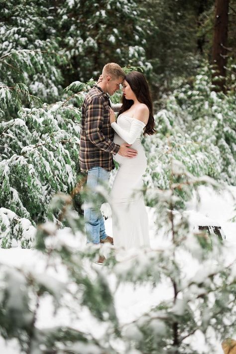 Family Of 4 Maternity Pictures Winter, Snow Maternity Pictures, Maternity Christmas Pictures, Snow Maternity Photos, Winter Pregnancy Photoshoot, Christmas Pregnancy Photos, Winter Maternity Pictures, Maternity Photography Winter, Couple Maternity Poses