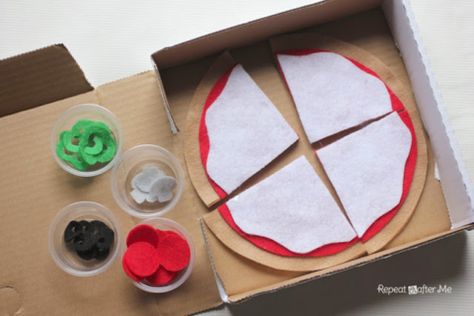 Play Food Felt Pizza - Repeat Crafter Me Felt Food Pizza, Wednesday Crafts, Felt Crafts Kids, Felt Pizza, Pizza Craft, Kids Play Food, Play Kitchen Food, Felt Food Patterns, Felt Food Diy