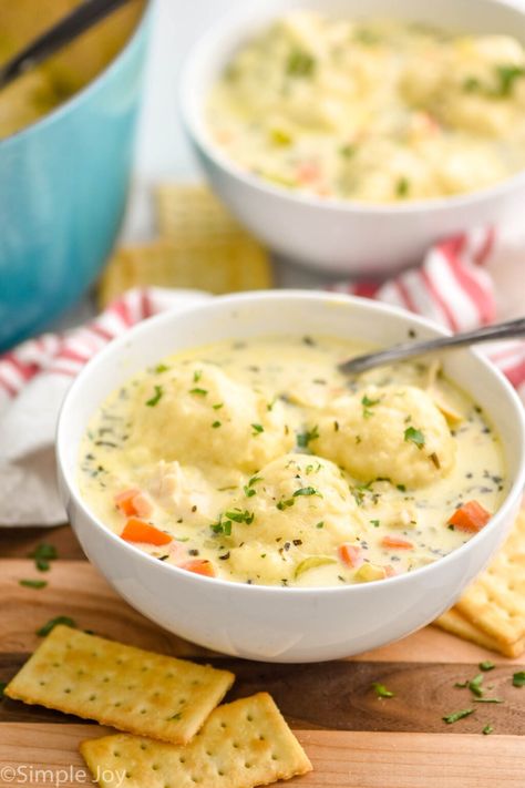 Chicken and Dumplings is such a perfect comforting meal. This will become a treasured recipe that you come back to over and over. Fireball Fudge, Potato Soup Crockpot Recipes, Slow Cooker Chicken And Dumplings, Chicken Dumpling, Kfc Chicken Recipe, Chicken Dumpling Soup, Salad Simple, Potato Bacon Soup, Homemade Chicken And Dumplings