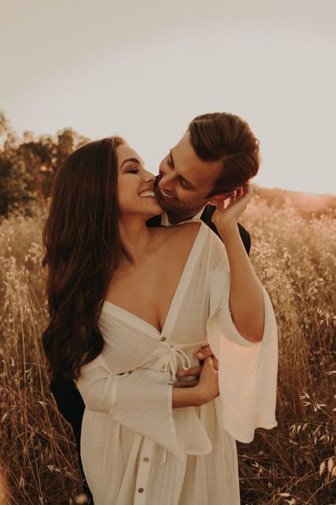 Engagement Session Posing, Engagement Photography Poses, Engagement Photos Country, Engagement Pictures Poses, Date Photo, Photography Couples, Winter Engagement Photos, Engagement Session Outfits, Ring Shots