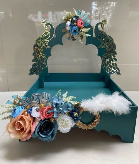 Kanku Pagla Tray Decoration, Wedding Card Decoration Tray Indian, Lagan Lakhan Tray Decoration, Chhab Decoration Idea, Marigold Wedding Decoration, Hampers Packaging, Diy Engagement Decorations, Flower Wall Decor Diy, Wedding Card Decorations