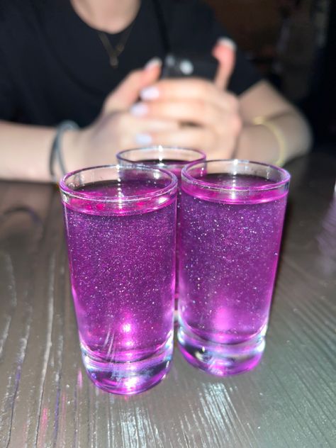 Purple Glitter Birthday Party Ideas, Euphoria Food Ideas, Purple Birthday Party Aesthetic, Euphoria Drinks, Euphoria Party Food, Euphoric Birthday, 2000s Party Food, Bratz Themed Party, Soirée Euphoria