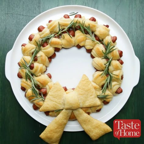 Taste of Home - Ring of Piggies Mini Hot Dog Christmas Wreath, Christmas Pigs In A Blanket, Pigs In A Blanket Christmas, Pigs In A Blanket Wreath, Grinch Night, Mini Hot Dogs, Holiday Cake, Food Appetizers, Night Food